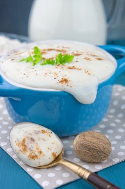 Beşamel sos mutfak masasında