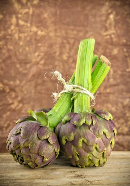 Group of fresh artichokes on a table — Stock Photo, Image