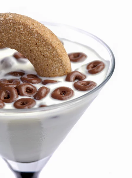 Йогурт і шоколадна крупа — стокове фото