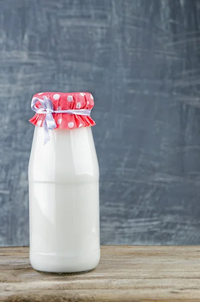 Butelki mleka na stole — Zdjęcie stockowe