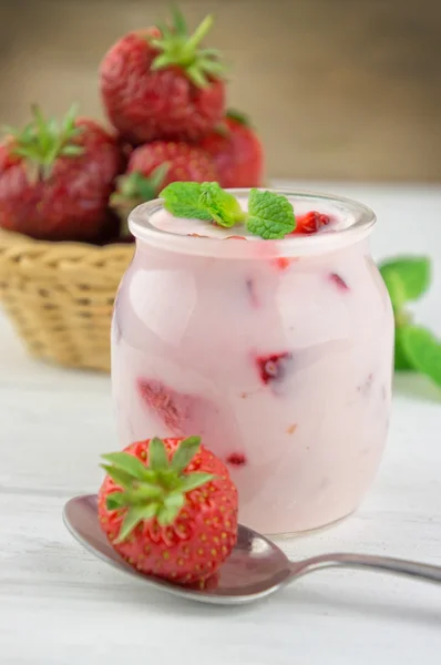 Yogur de fresa con frutas —  Fotos de Stock