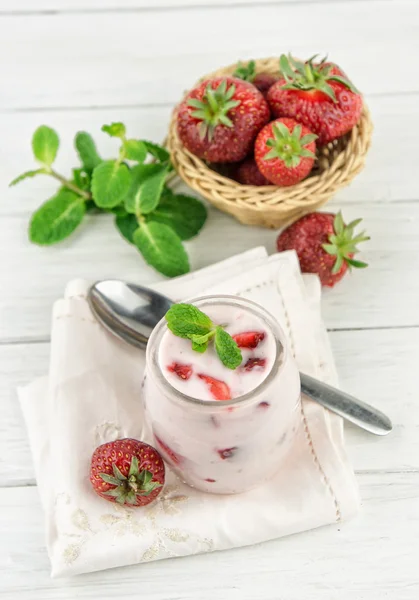 Epres joghurt gyümölccsel — Stock Fotó