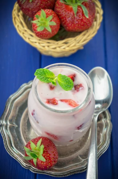 Iogurte de morango com frutas — Fotografia de Stock