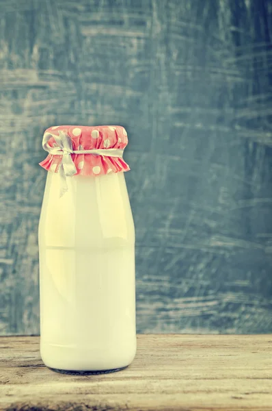 Botella de leche en la mesa —  Fotos de Stock