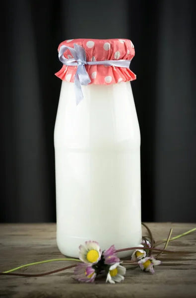 테이블에 우유 병 — 스톡 사진