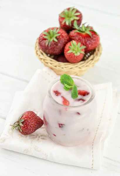 Iogurte de morango com frutas — Fotografia de Stock