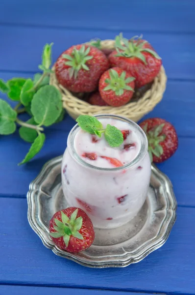 Meyve ile çilekli yoğurt — Stok fotoğraf