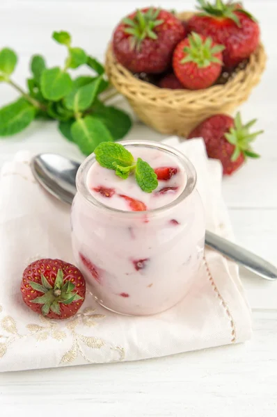 Yogur de fresa con frutas frescas —  Fotos de Stock