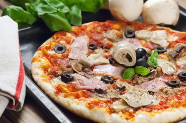 Pizza capricciosa jambon zeytin ve enginar
