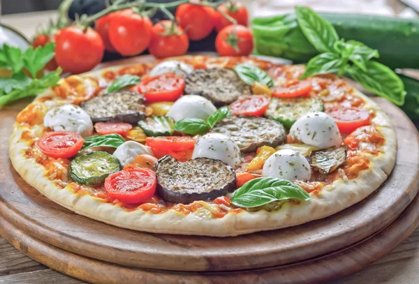 Vegetarisk pizza med ingredienser — Stockfoto