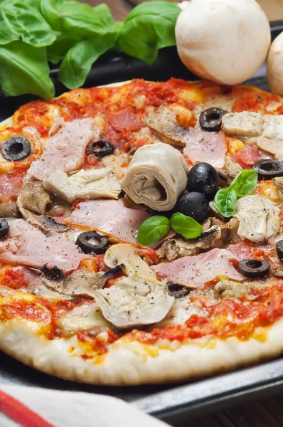 Pizza capricciosa skinka oliver och kronärtskockor — Stockfoto