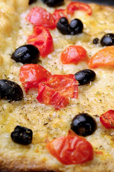 Pizza with tomatoes and olives — Stock Photo, Image