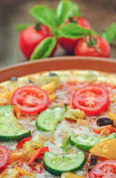 Pizza vegetariana con ingredienti — Foto Stock