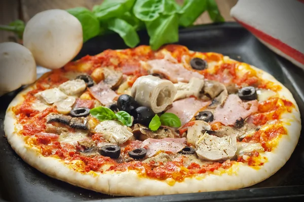 Pizza capricciosa olive e carciofi — Foto Stock