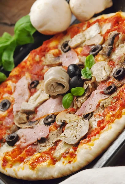 Pizza capricciosa skinka oliver och kronärtskockor — Stockfoto