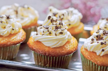 vanilyalı kek krem şanti ile