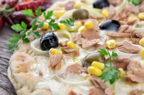 Pizza met maïs, tonijn, uien, olijven — Stockfoto
