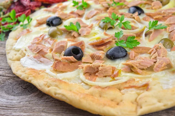 Italiensk pizza med mozzarella — Stockfoto