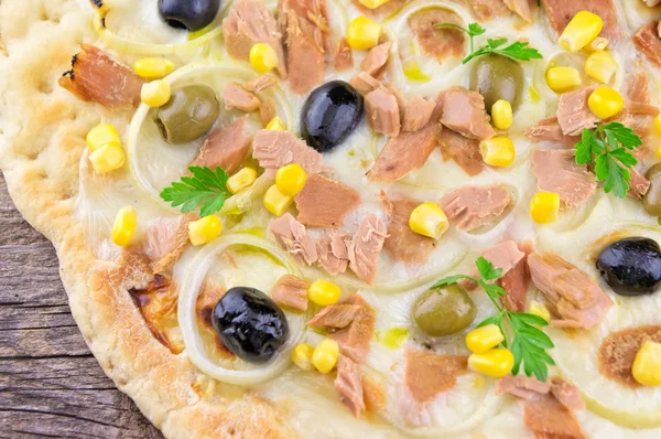 Pizza med majs, tonfisk, lök, Oliver — Stockfoto