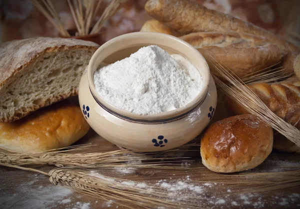 Pan y harina sobre una mesa —  Fotos de Stock