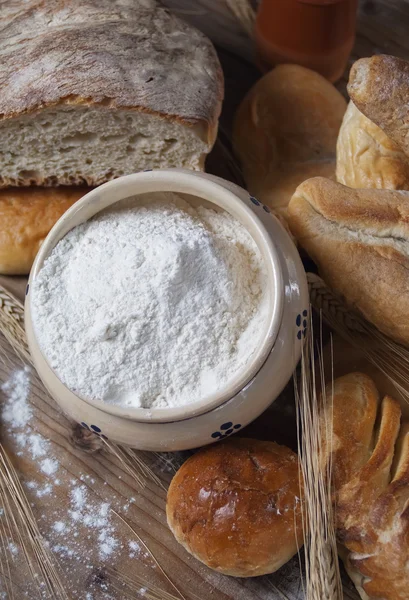 Pan y harina sobre una mesa —  Fotos de Stock