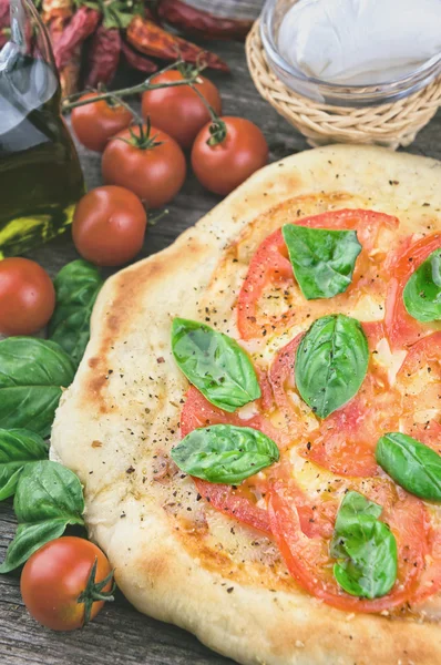 Rustik italiensk pizza — Stockfoto