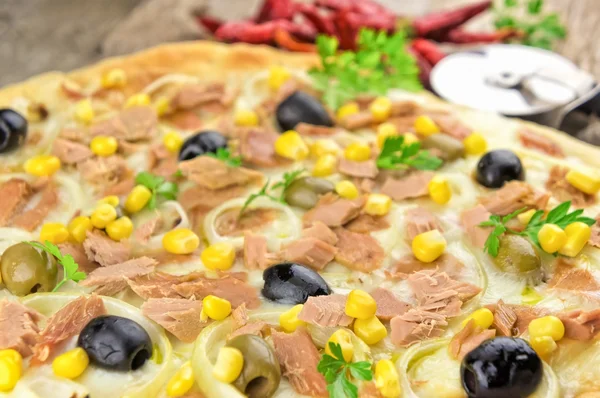 Pizza met maïs, tonijn, uien, olijven — Stockfoto