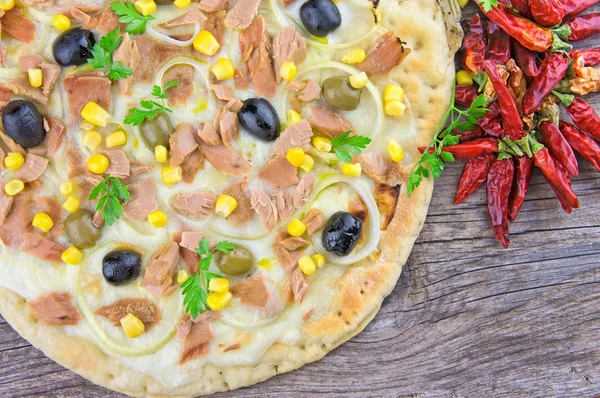 Pizza med majs, tonfisk, lök, Oliver — Stockfoto