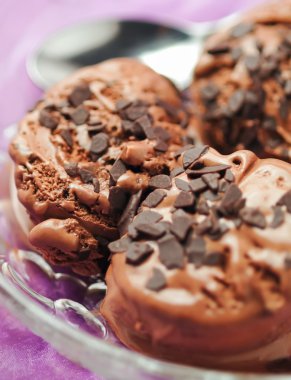 Çikolatalı dondurma talaşı ile