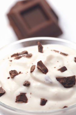 Çikolata talaşı ile Stracciatella yoğurt