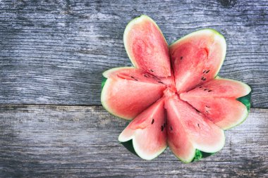 Tahta masada taze karpuz