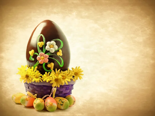 Huevo de chocolate de Pascua sobre fondo vintage —  Fotos de Stock