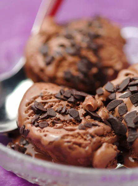 Chocolade-ijs met krullen — Stockfoto
