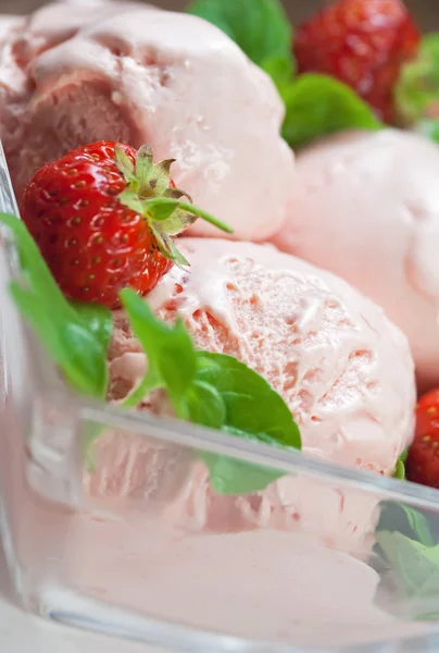 Gelato alla fragola — Foto Stock