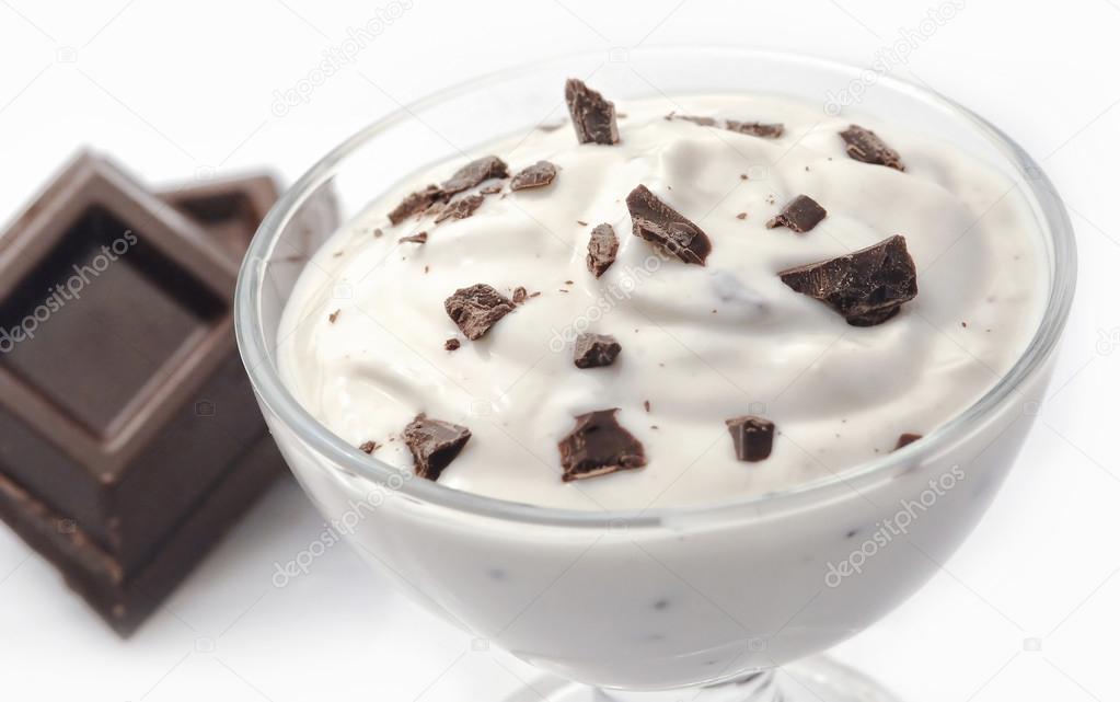 Stracciatella yoghurt with chocolate shavings — Stock Photo © aizram18 ...