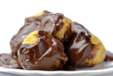 Çikolata kremalı profiterol
