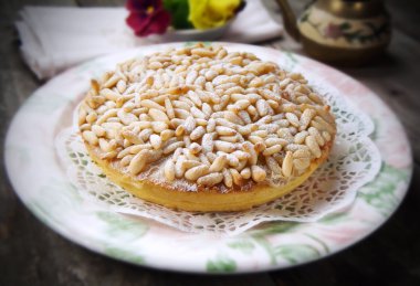 çam fıstığı kek üzerine ahşap tablo