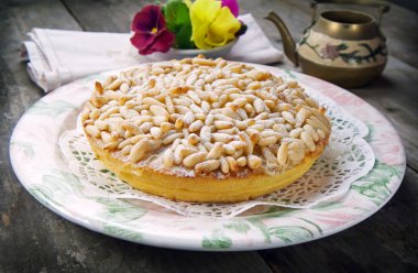 çam fıstığı kek üzerine ahşap tablo