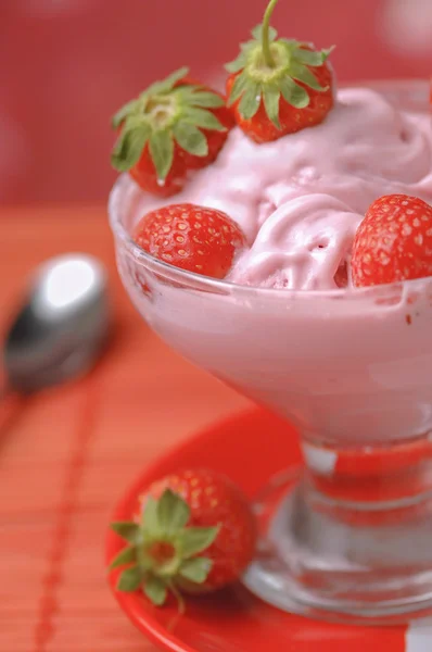 Beker van aardbeiroomijs — Stockfoto