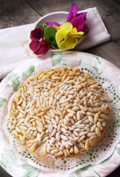 Bolo de noz de pinheiro na mesa de madeira — Fotografia de Stock