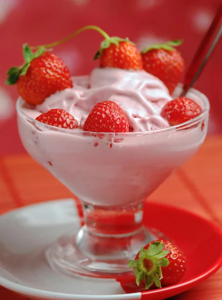 Coupe de crème glacée aux fraises — Photo