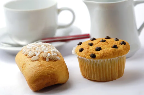 Kek ve çay ile Servis Kahvaltı — Stok fotoğraf