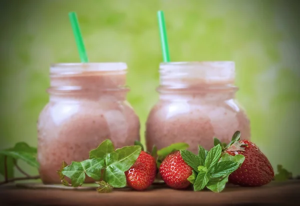 Batido de fresa con pajitas —  Fotos de Stock