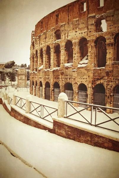 Kolezyum ile kar, Roma, İtalya — Stok fotoğraf