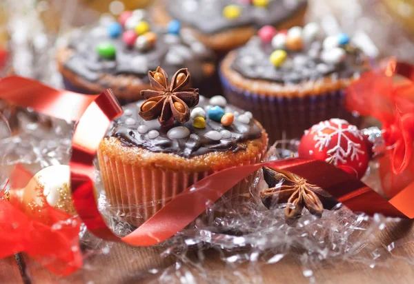 Weihnachtskuchen auf Holztisch — Stockfoto