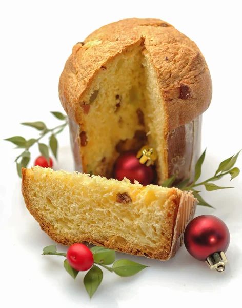 Panettone, Χριστούγεννα κέικ με πουρνάρια σε άσπρο φόντο — Φωτογραφία Αρχείου