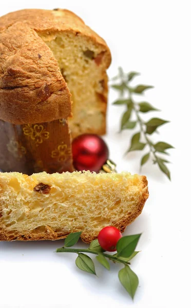 Panettone, gâteau de Noël avec houx sur fond blanc — Photo