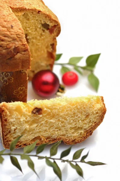 Panettone, pastel de Navidad con acebo sobre fondo blanco —  Fotos de Stock