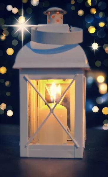 Lanterna de Natal com vela acesa dentro — Fotografia de Stock