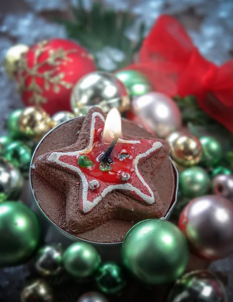Closeup de decorações de Natal com vela — Fotografia de Stock